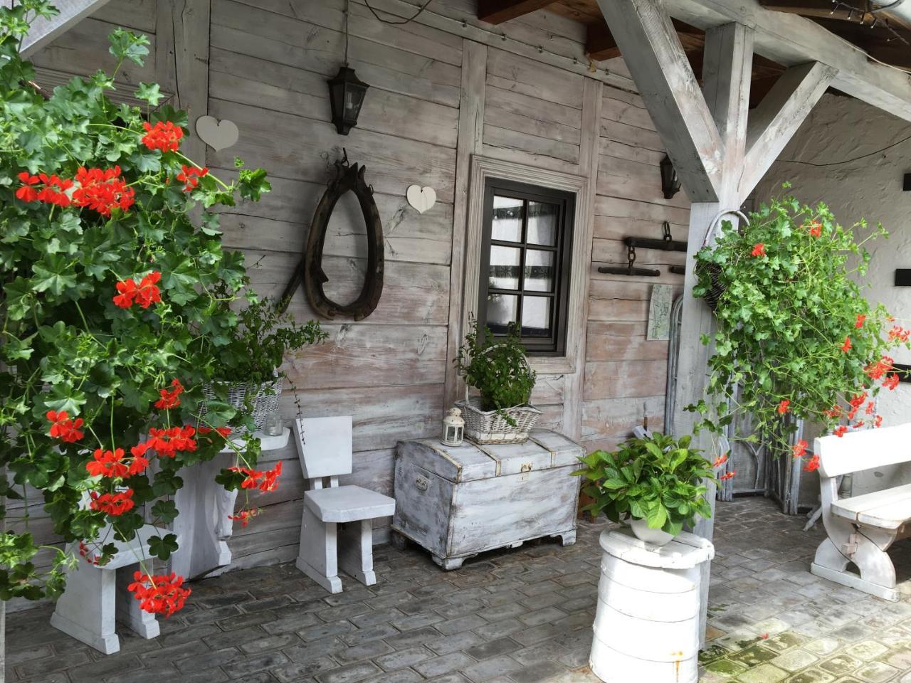 Stajnia Bialy Borek Biskupice Kocurów Esterno foto